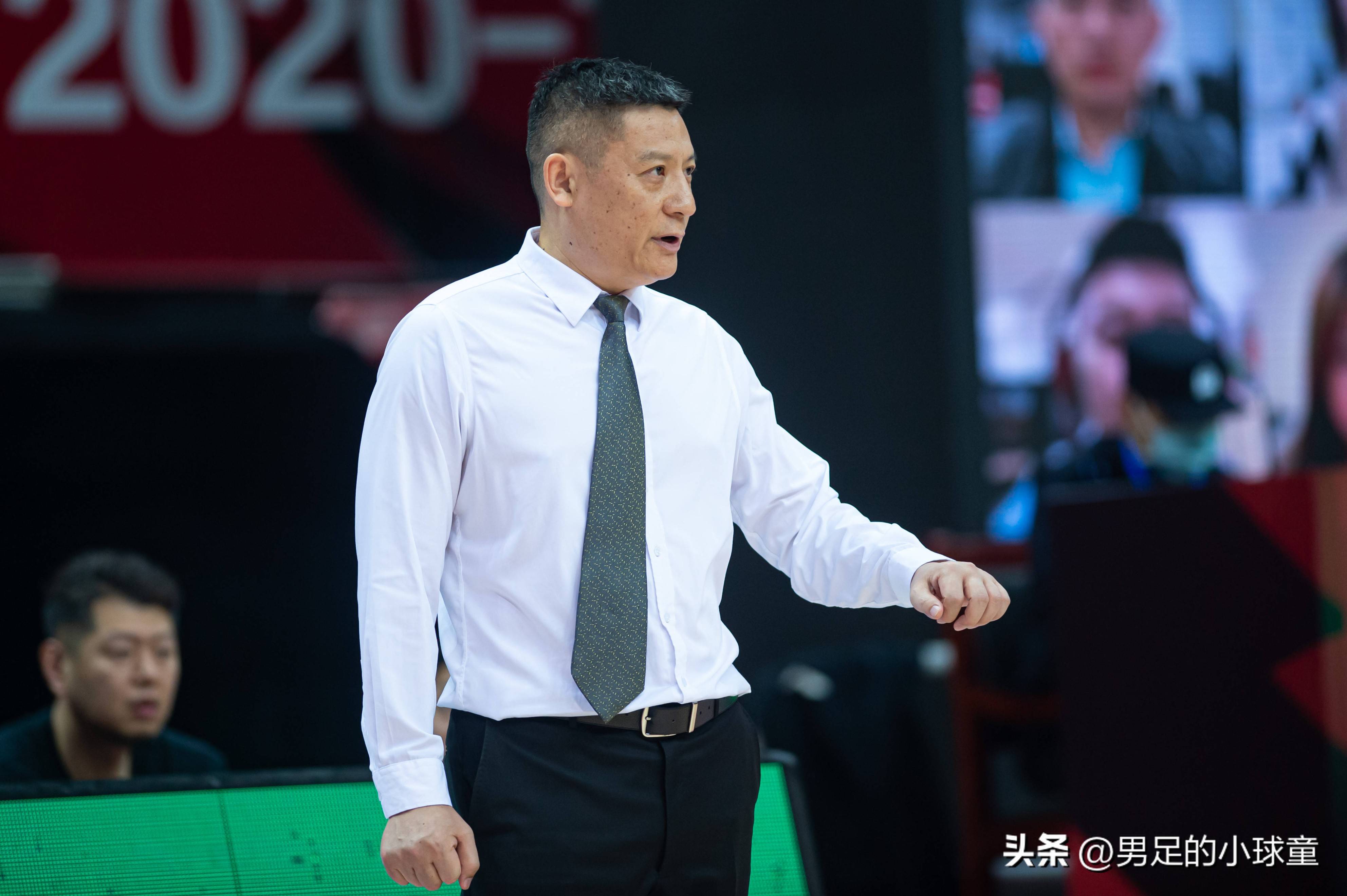 ayx-关键时刻CBA季后赛传出新动向,本菲卡回应争议,管理层表态——态度坚定,赛程密集仍需轮换的简单介绍