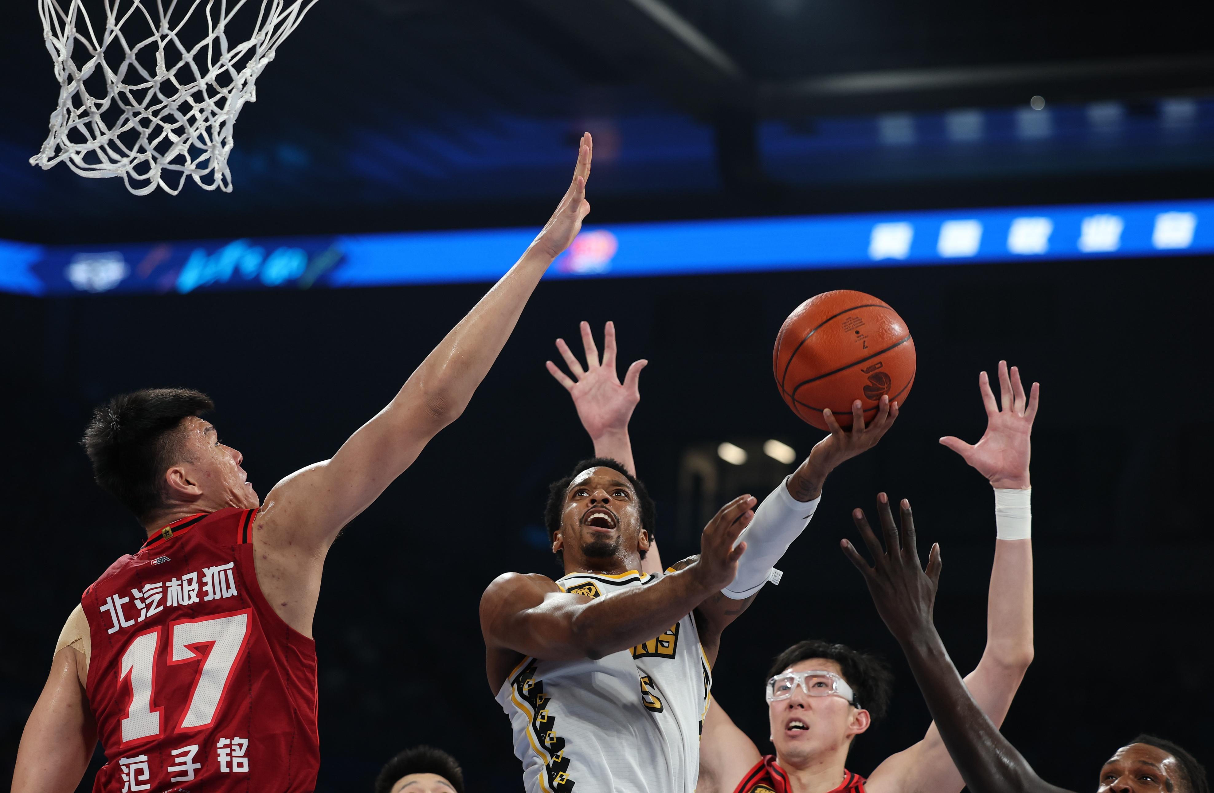 爱游戏-克里夫兰骑士训练开放日,今晨篮板制胜引欢呼,NBA总决赛在即,身体对抗强度拉满的简单介绍